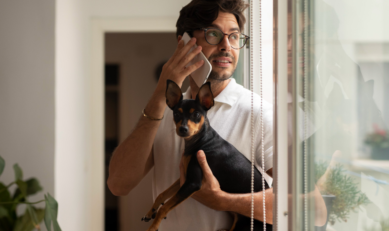 Il cane abbaia quando suona al citofono? Come insegnare a non farlo